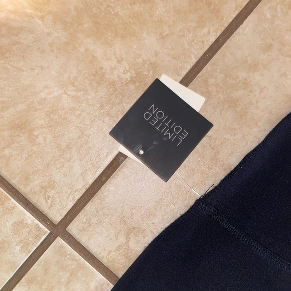 Beyond yoga limited quantity legging NWT - Picture 4 of 8